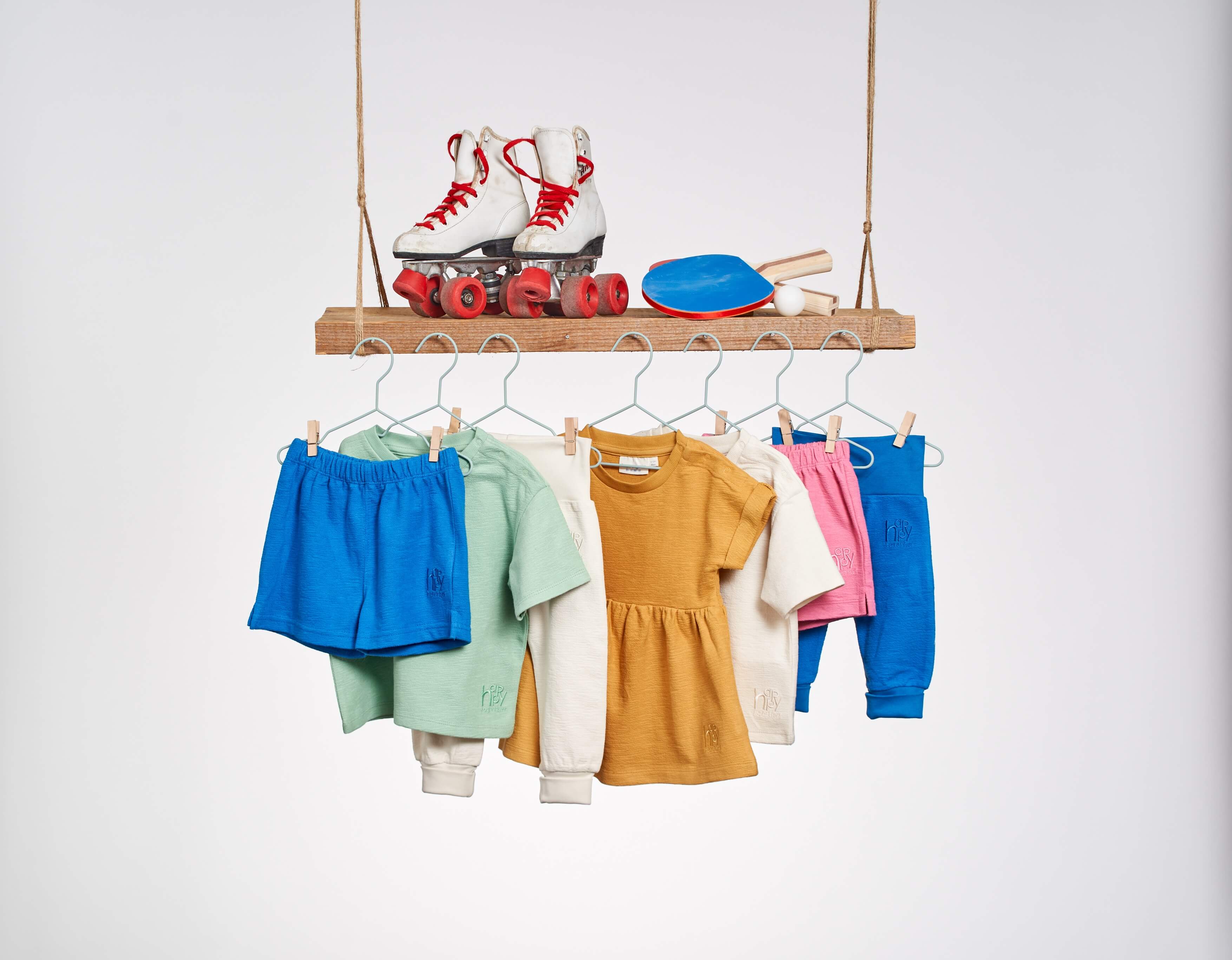Babykleidung an einer Garderobe