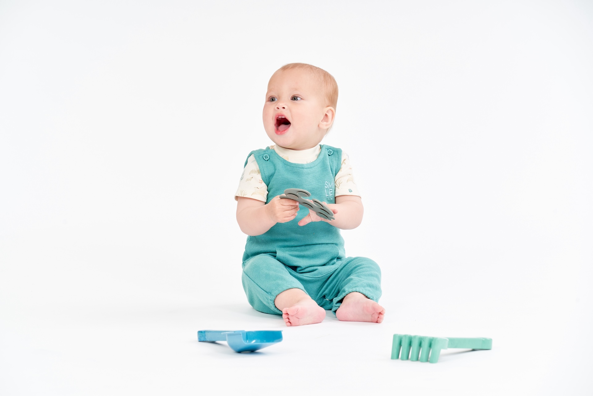 Baby sitzt auf dem Boden