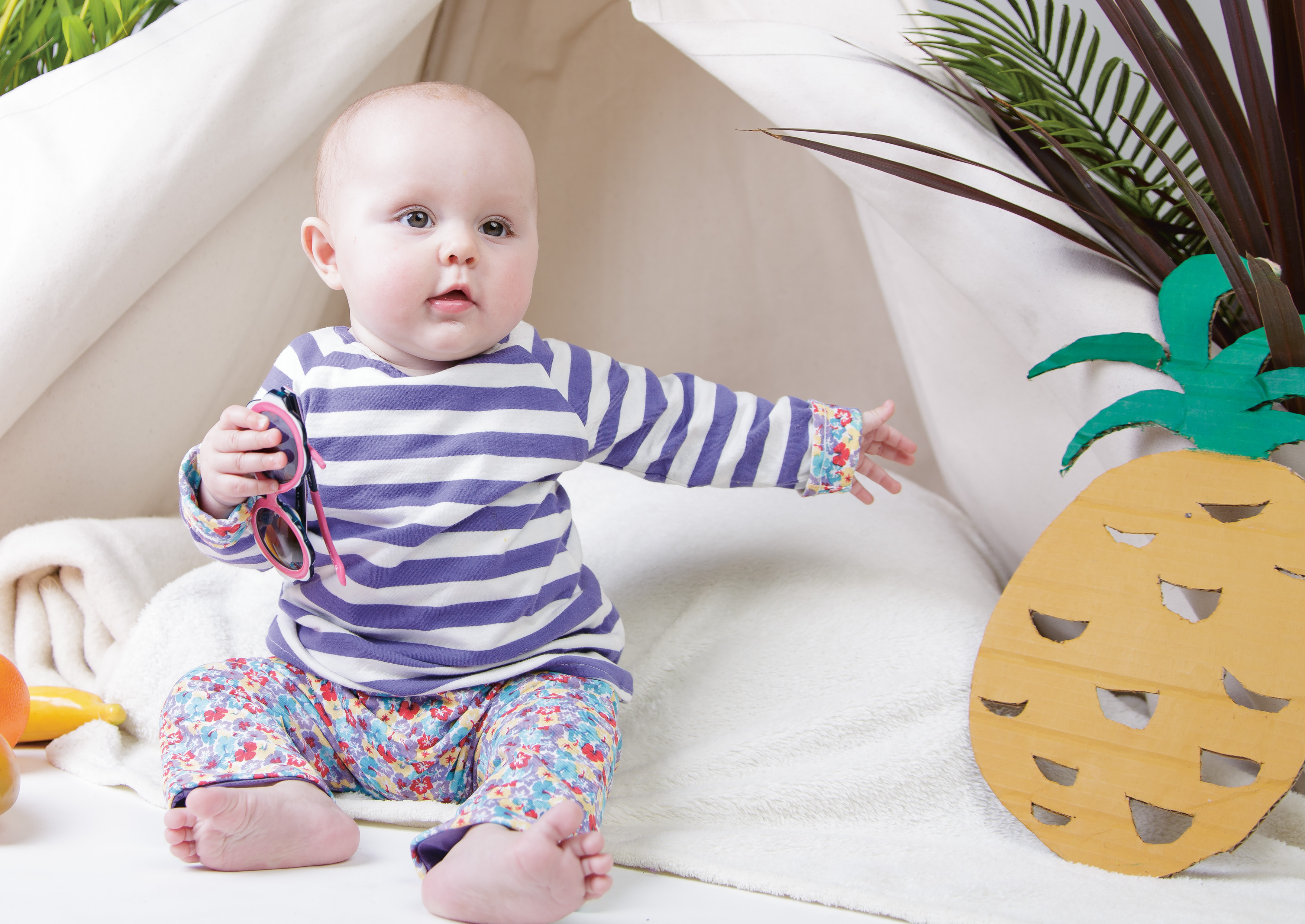 Baby sitzt auf dem Boden